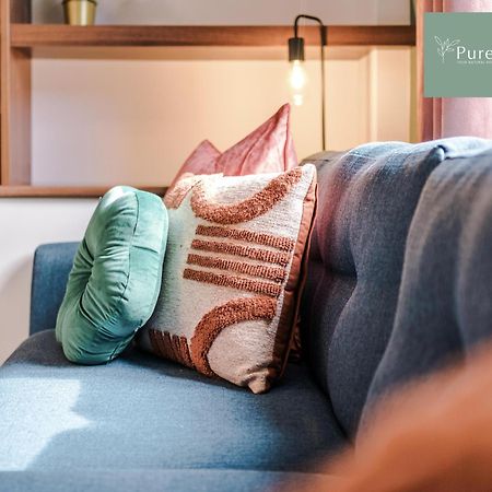 PureStay Manchester: Five-Bedroom House with Free Parking Exterior photo