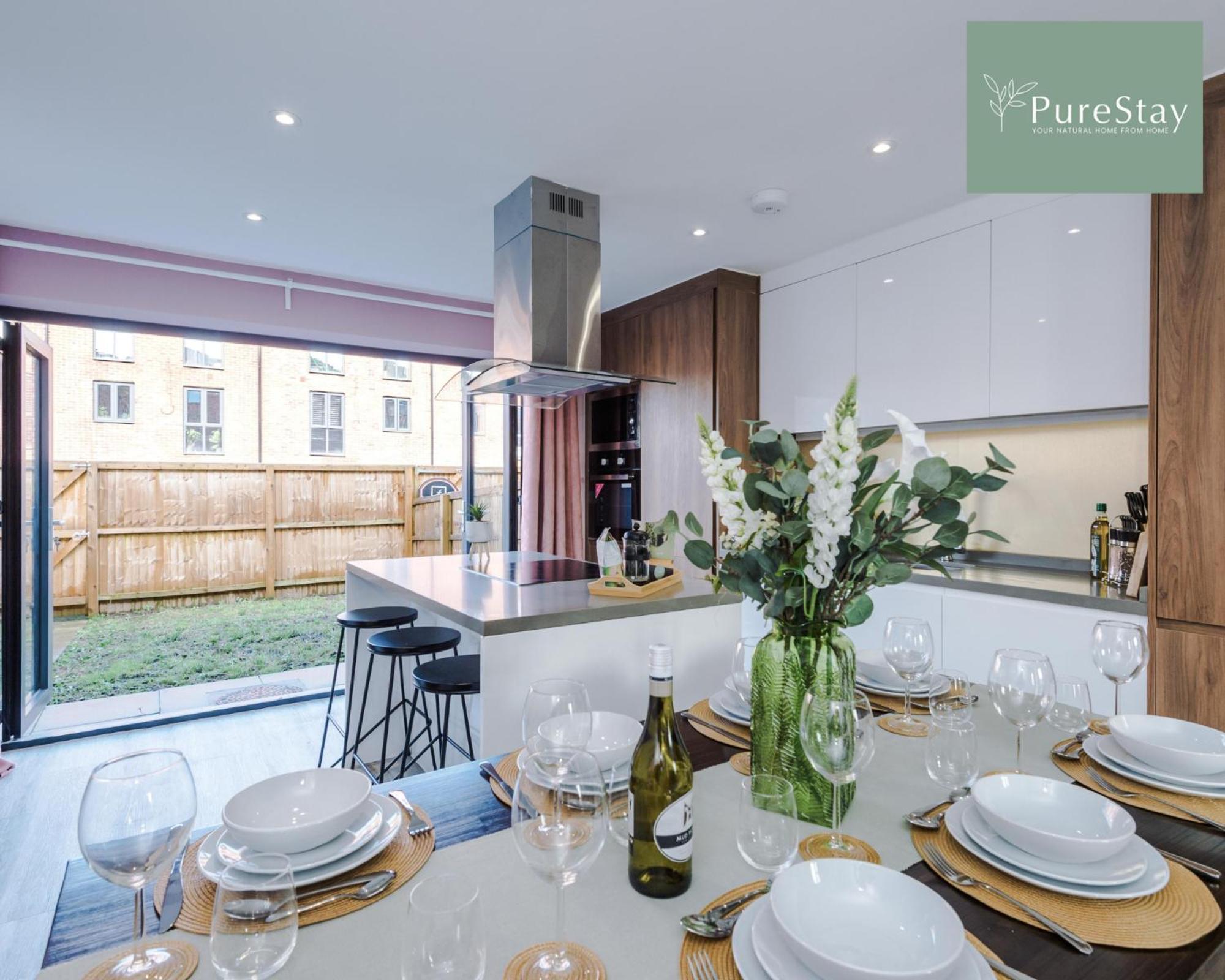 PureStay Manchester: Five-Bedroom House with Free Parking Exterior photo