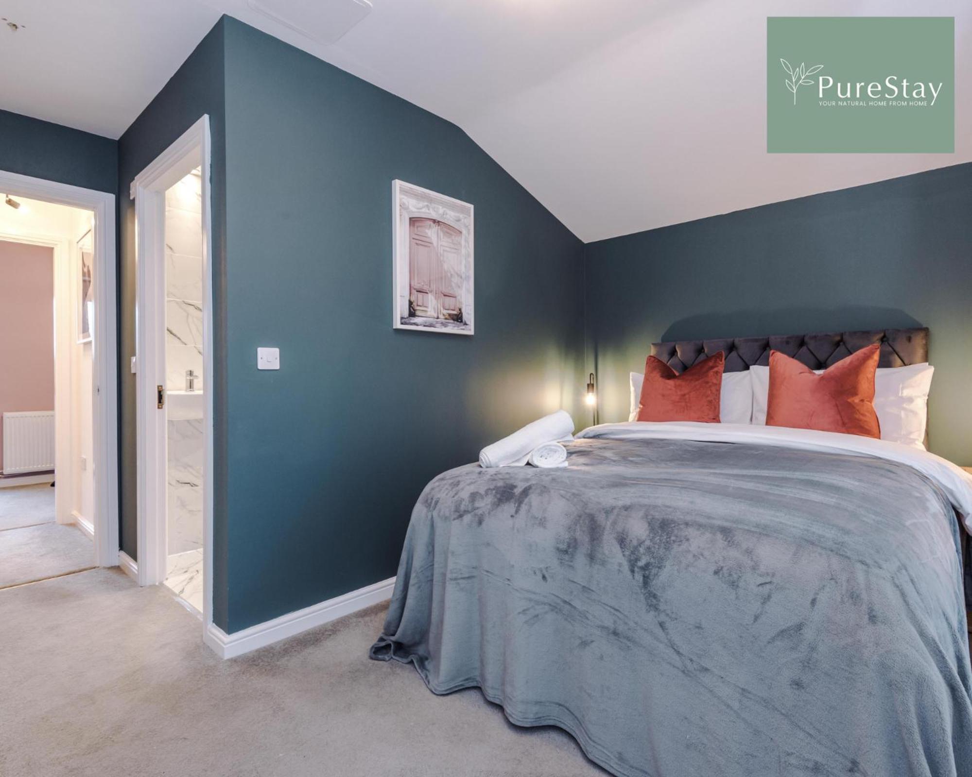 PureStay Manchester: Five-Bedroom House with Free Parking Exterior photo