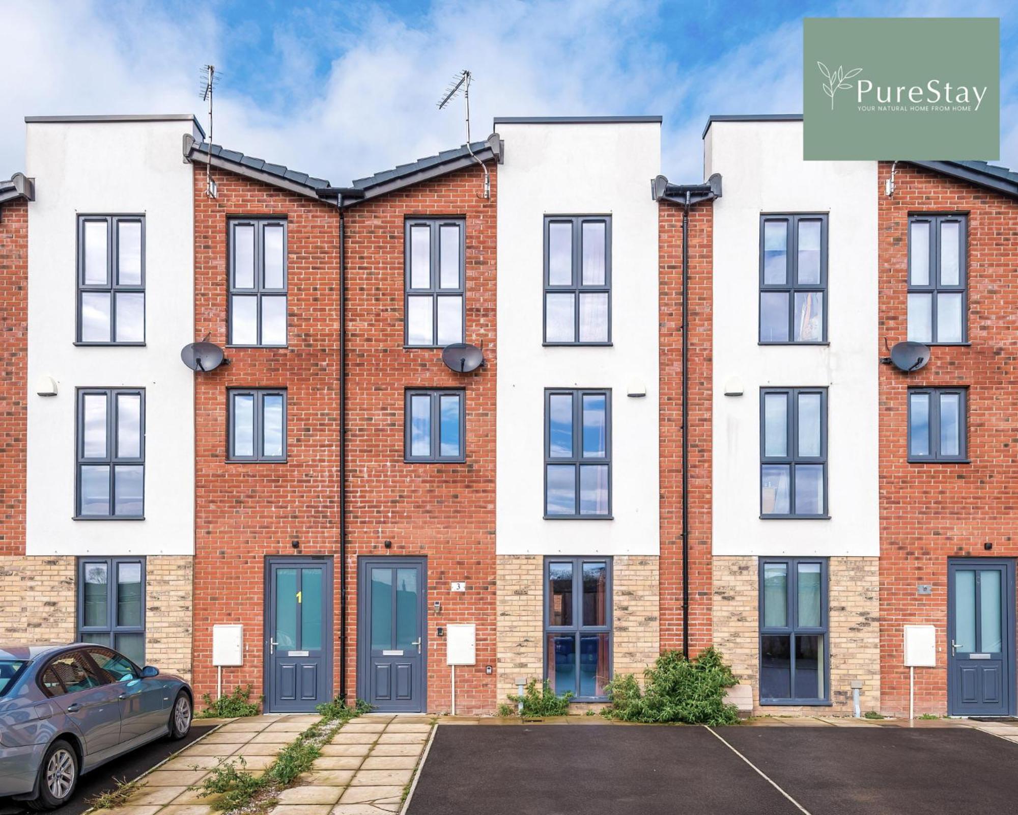 PureStay Manchester: Five-Bedroom House with Free Parking Exterior photo